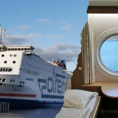 Widok na prom "Nova Star" przycumowany do portu, obok przytulna kabina z koją i okrągłym bulajem, idealna na podróż promem do Sztokholmu.