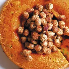 Sartù di riso al forno alla napoletana, un tortino dorato ripieno di piselli e formaggio, coronato da polpettine saporite.