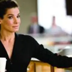 Sandra Bullock, znana z ról filmowych, z filiżanką w dłoni. Jej pochodzenie jest fascynujące.