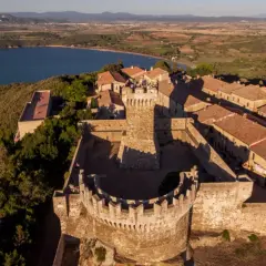 Rocchetta di Castiglione della Pescaia, uno dei tanti paesi da visitare vicino a Bolgheri, domina il mare con la sua antica fortezza.