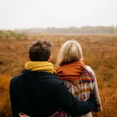 Para powiedzieć komuś, że się go kocha, ale nie wprost, wystarczy objąć go ramieniem na tle jesiennego krajobrazu.