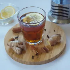 Rozgrzewająca herbata z imbirem, cytryną i cynamonem. Idealna na chłodne dni.