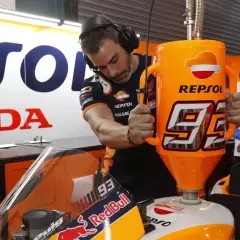 Mecánico repostando moto de competición con gasolina 100 octanos Repsol. El número 93 destaca en el depósito.