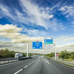 Czy autostrady we Francji są płatne? Odkryj ukryte koszty podróży