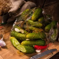 Ile się kisi ogórki? Odkryj sekrety idealnego kiszenia