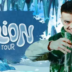 Młody mężczyzna w okularach ochronnych przelewa zielony płyn do wysokiej probówki. Obok napis "PALION TOUR" na tle lodowych sopli.