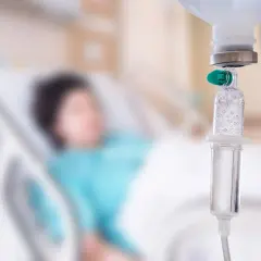 Pacjent w łóżku szpitalnym, kroplówka w zbliżeniu. Trudno określić, który dzień po chemioterapii jest najgorszy.