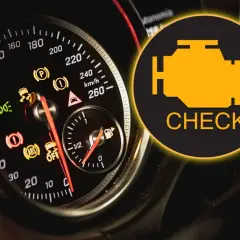 Na desce rozdzielczej świeci się żółta kontrolka check engine, sygnalizując problem z silnikiem.