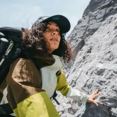 Randonneuse prudente, elle scrute le ciel menaçant. Que faire en cas d'orage en montagne ? Elle est prête.