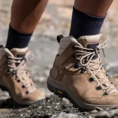 Wygodne buty trekkingowe na kamienistym szlaku. Czy buty trekkingowe powinny być większe? Odpowiedź znajdziesz w komforcie podczas wędrówki.
