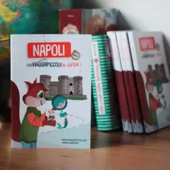 Libri sulla storia di Napoli per bambini, con una volpe che guida alla scoperta del Maschio Angioino.