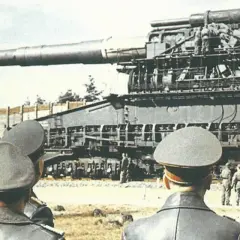 Militärs betrachten die gewaltige eiserner gustav kanone auf einem Eisenbahnwaggon.