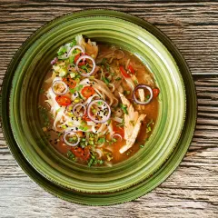 Aromatyczna zupa pho z kurczakiem, z makaronem ryżowym, cebulą, chili i szczypiorkiem. Idealny przepis na rozgrzewający posiłek.