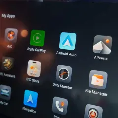 Ekran z aplikacjami: A/C, Apple CarPlay, Android Auto, Albums, AVM, BYD Assistant, BYD Store, Data Monitor, File Manager, Media Center, My Car, Navigation. Co to za telefon?