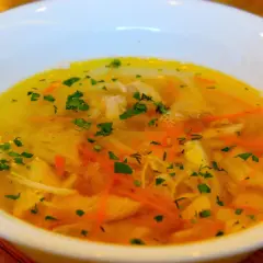 Aromaticzny rosół z kurczaka z marchewką i natką pietruszki. Zastanawiasz się, ile rosół może stać w lodówce?