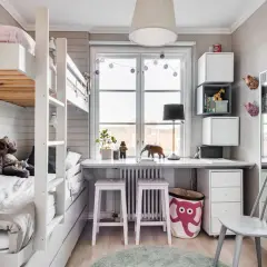 Ein gemütliches kleines Kinderzimmer einrichten mit Etagenbett, Schreibtisch und Spielzeug.