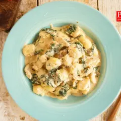 Pyszny przepis na gnocchi z kurczakiem i szpinakiem w kremowym sosie, posypane parmezanem. Idealne danie na obiad.