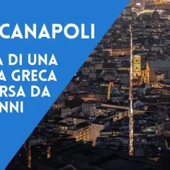 Spaccanapoli, la strada greca che divide la città da 2700 anni, illuminata di notte.