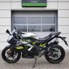 Czarny Kawasaki Ninja 125 z neonowo-zielonymi akcentami, gotowy do osiągnięcia swojej prędkości maksymalnej.