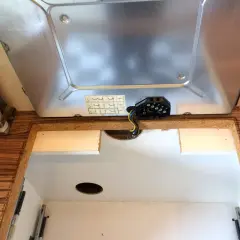 Beim Kochfeld ausbauen wird die elektrische Verbindung gelöst. Kabel und Anschlussklemmen sind sichtbar.