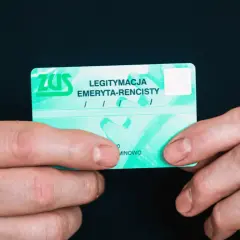 Zniżki PKP dla seniorów: Legitymacja ZUS to nie wszystko! Jakie dokumenty?