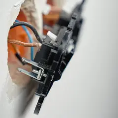 Widok z bliska na instalację elektryczną: widoczne przewody i mechanizm wypustu zasilającego 1 fazowy w trakcie montażu.