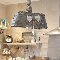 Lampadario fai da te shabby chic in vimini con fiocco, decorazioni in cucina.