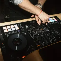 DJ na imprezę 2026: Ile kosztuje? Poznaj cennik i uniknij pułapek.
