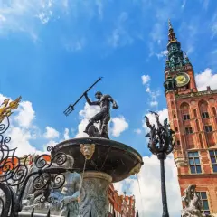Neptunfontänen med sitt imponerande torn i bakgrunden, en ikonisk vy från Gdansk Sopot.