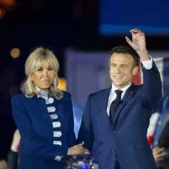 Emmanuel Macron winkt nach seinem Sieg bei den Wahlen in Frankreich. Neben ihm steht seine Frau Brigitte.