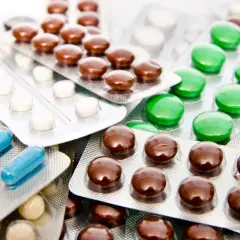 Varie pillole e capsule in blister. Antibiotico e integratori si possono prendere insieme, ma sempre consultando un medico.