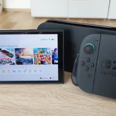 Nintendo Switch z kontrolerami Joy-Con. Zastanawiasz się, czy Nintendo Switch można podłączyć do komputera?