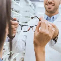 Komu przysługuje zniżka na okulary z nfz? Sprawdź, czy się kwalifikujesz