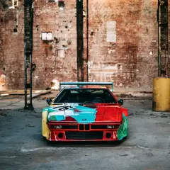 Kultowe BMW M1 w artystycznym malowaniu, stojące w opuszczonej fabryce.