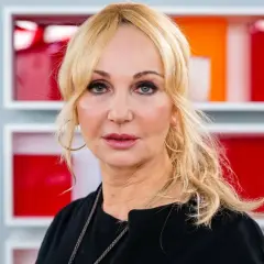 Portret Heleny Deeds. Jej wiek nie przeszkadza jej w byciu stylową i pewną siebie.