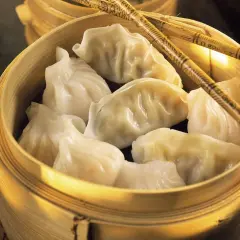 Dampfende Dim Sum im Bambuskorb, bereit zum Genießen. Ein köstliches Dim Sum Rezept zum Nachmachen.