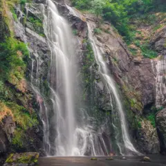 La Fervenza das Hortas, una cascada imponente que desciende por rocas cubiertas de vegetación, creando un espectáculo natural.