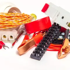 Akcesoria elektryczne: przewody, złączki, bezpiecznik, taśma, krokodylek. Idealne do prac z instalacją elektryczną, jak w hurtowni jalex.