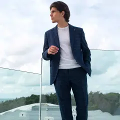 Uomo con completo a quadri blu, un perfetto pantaloni blu abbinamento uomo per un look casual chic.