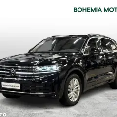 Czarny Volkswagen Touareg 3.0 TDI z pięknymi felgami, gotowy na każdą podróż.