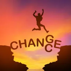 Sylwetka skacze przez przepaść, nad napisem "CHANGE". Jak mówiły Oprah Winfrey cytaty, zmiana jest kluczem do rozwoju.