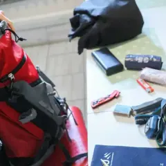 Przygotowanie plecaka na wypadek awarii samochodu: puszka fasolki, apteczka, latarka, GPS, scyzoryk i powerbank. EDC samochód.