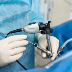 Lekarz w rękawiczkach przygotowuje cystoskop do zabiegu. Cystoskopia na czym polega? To badanie wnętrza pęcherza moczowego.