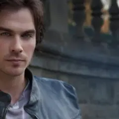 Ian Somerhalder w skórzanej kurtce, znany z filmów, seriali i programów, z intensywnym spojrzeniem.