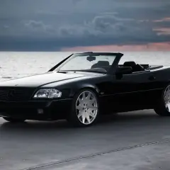 Svart cabriolet vid havet, en dröm om en skattebefriad bil som väntar på en solig dag.