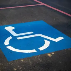 Co daje karta parkingowa dla niepełnosprawnych? Sprawdź korzyści i uprawnienia