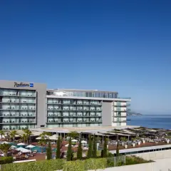 Nowoczesny hotel Radisson Blu Split z basenami i widokiem na Adriatyk.