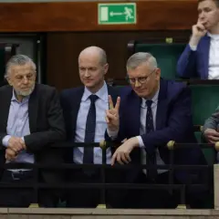 Myślę, że najlepszym tytułem meta, który spełnia wszystkie kryteria, będzie: Lex Tusk: Kontrowersje, cele i polityczny pat wokół ustawy