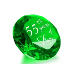 Szmaragd z napisem "55 years of Love" symbolizuje 55 rocznicę ślubu.