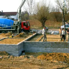 Budowa fundamentów: betonowóz czeka, aż ile fundamenty muszą odstać, zanim ruszą dalsze prace.